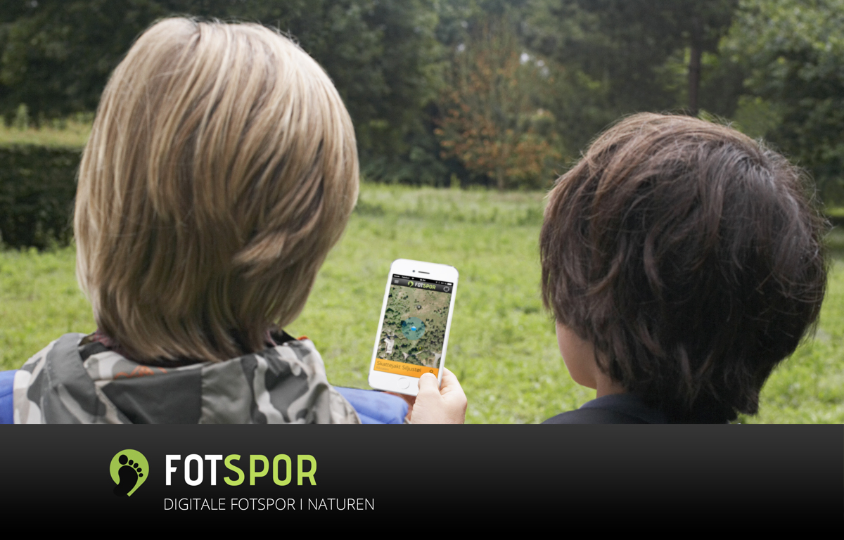 Illustrasjon av to barn som holder en iPhone med tjenesten "Fotspor" åpen på skjermen.