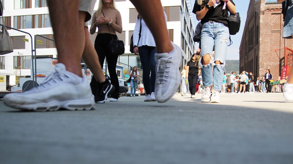 Studentar på campus