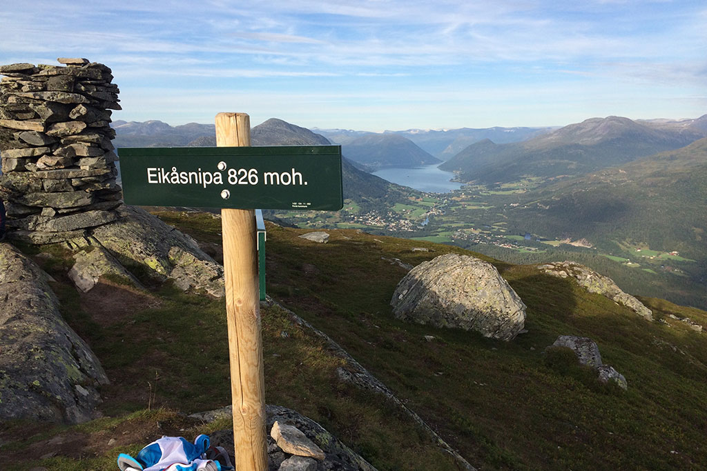 Skilt med namn Eikaasnipa på fjelltopp. 