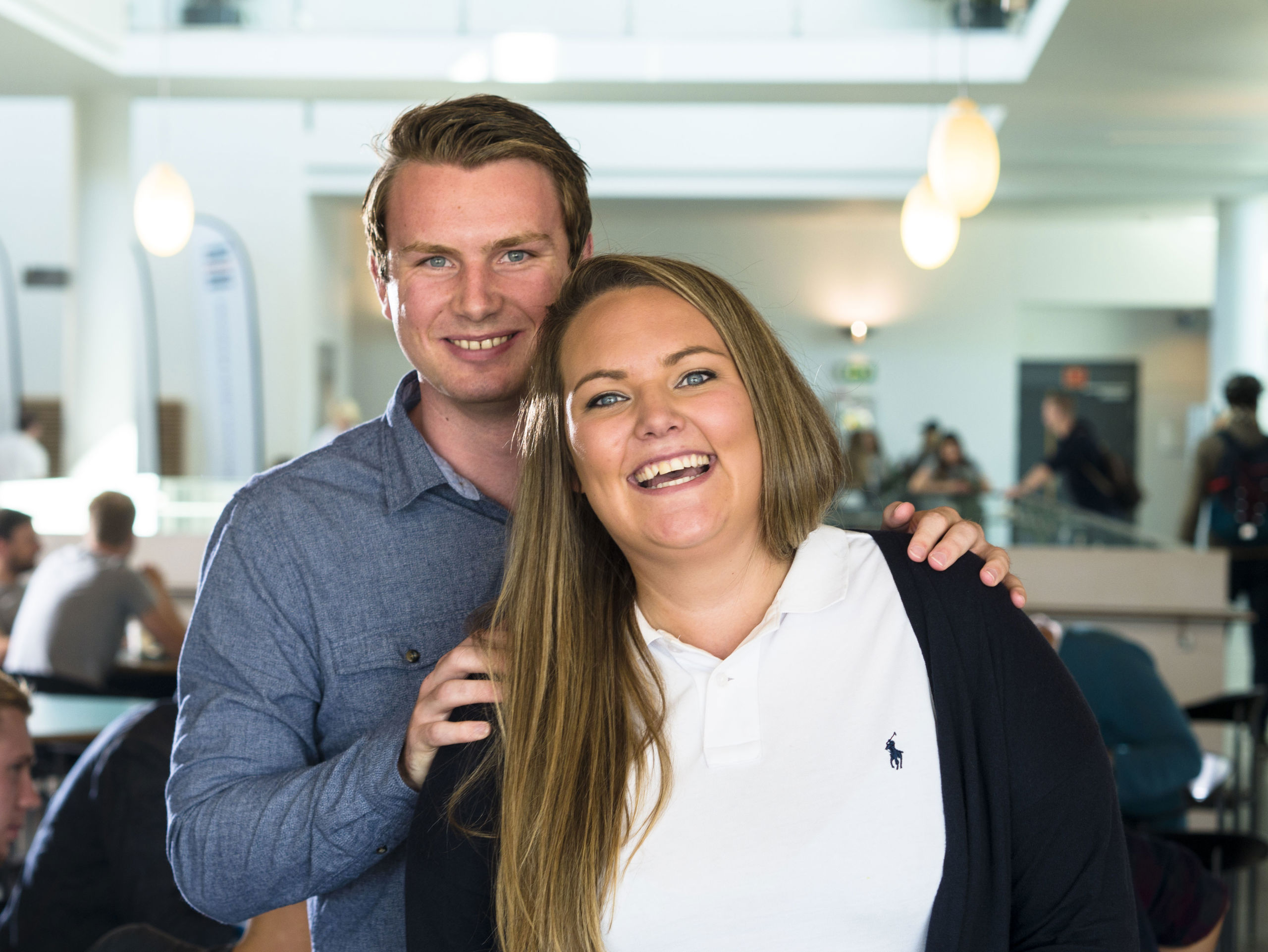 To studenter på campus Haugesund (Foto: Terje Rudi)