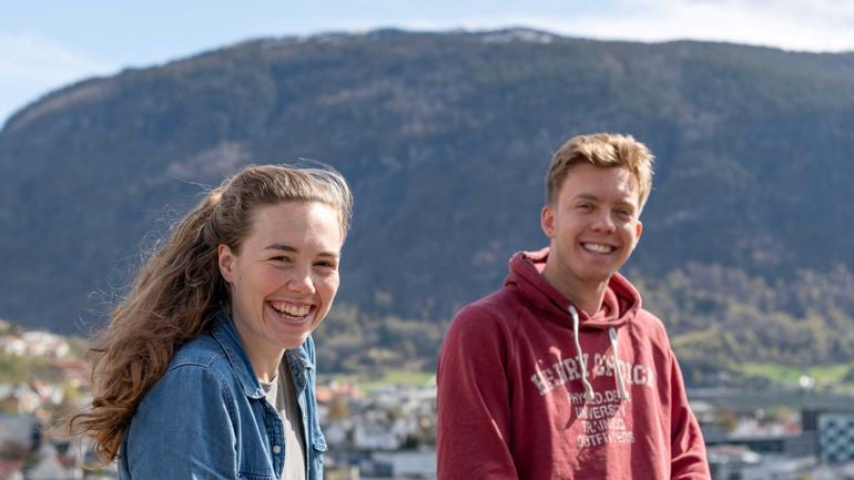 To studenter, utendørs i Sogndal.