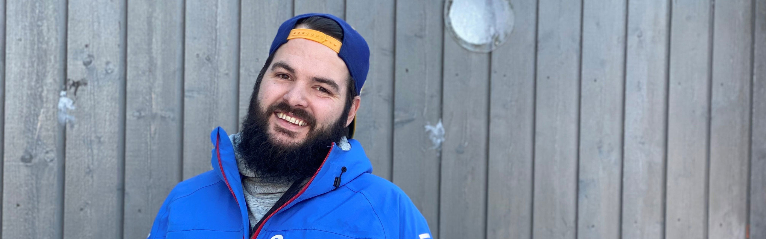 Erlend ute foran vegg.