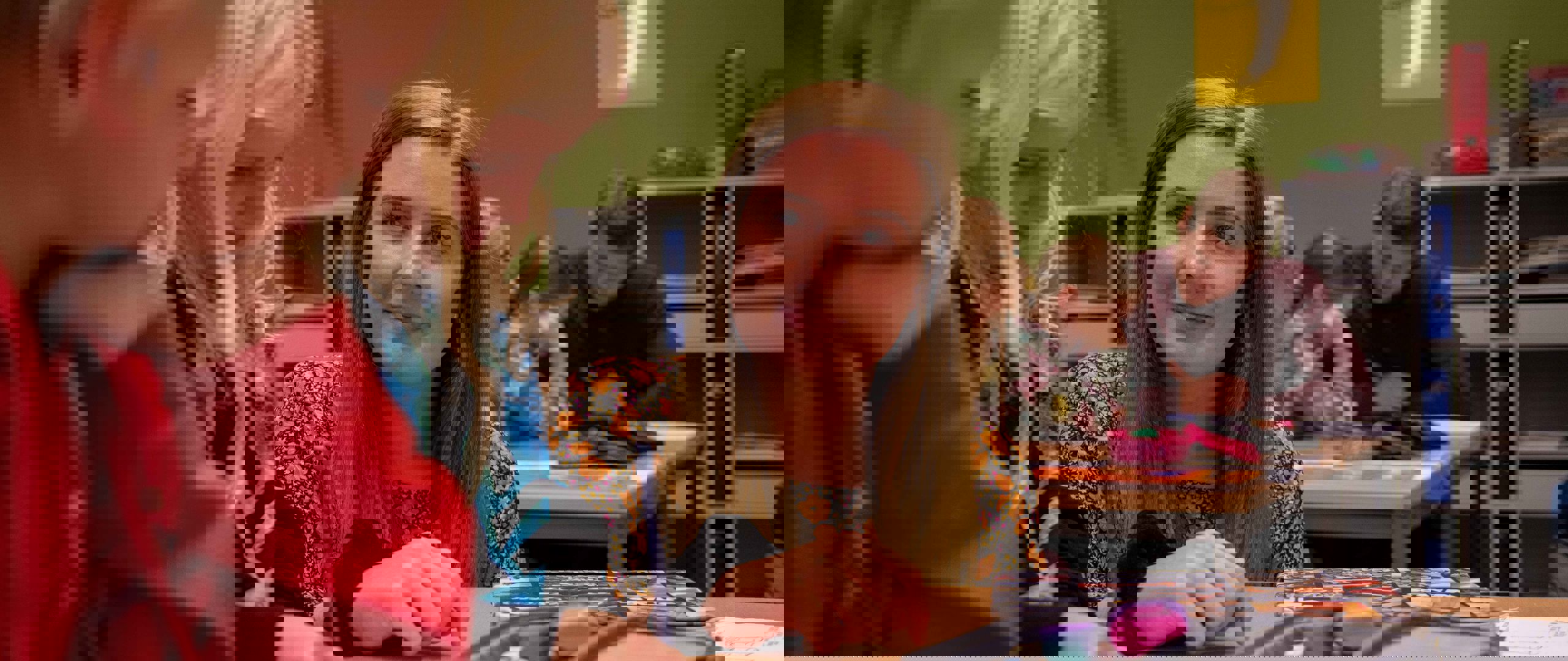 Student sammen med elev i klasserommet. 