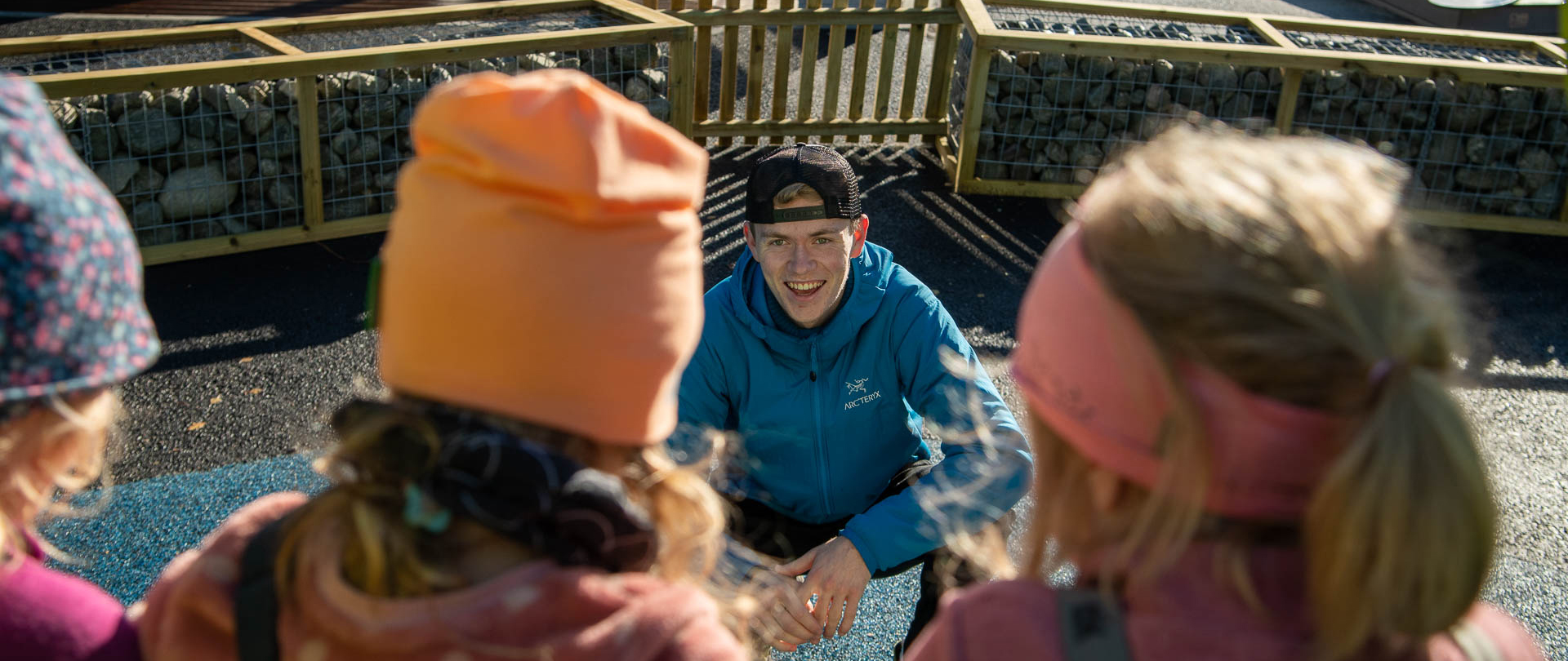 FalkeblikkAS - 20210928 HVL Stedje barnehage øyvind ute ved sklia.jpg