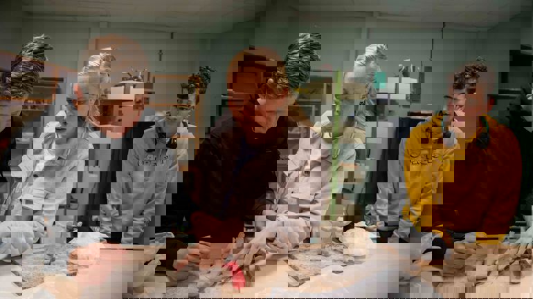 Student i praksis saman med kunst- og handverkelevar