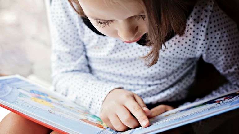 Barn som leser i en bok.