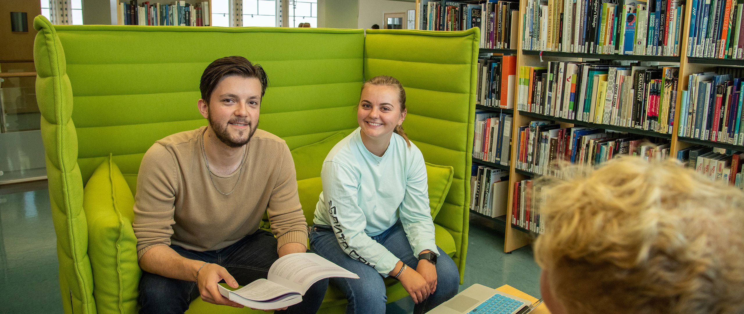 Studentar i ein sofa