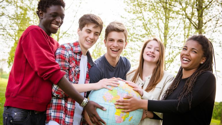 Unge menneske som held ei globus 