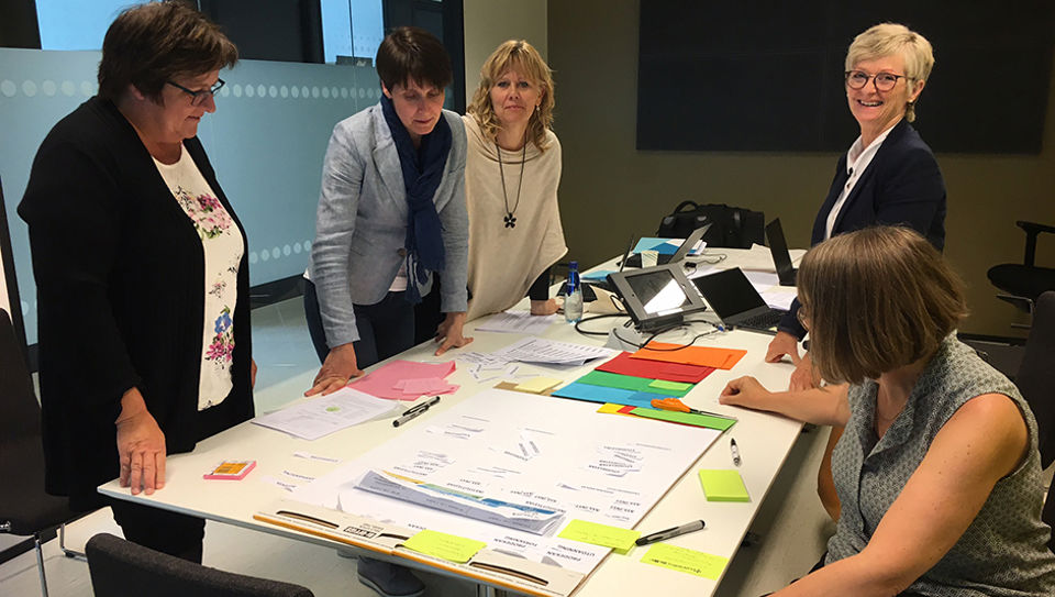 5 personer i møterom