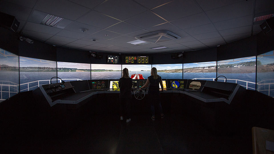 Studenter i nautisk simulatorlab