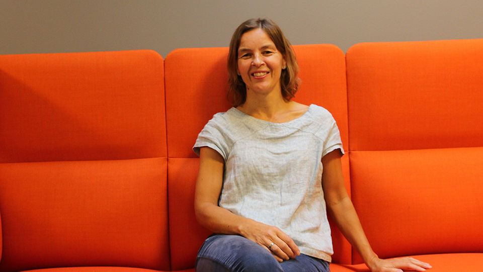 Solrun Samnøy sittande i sofa. 