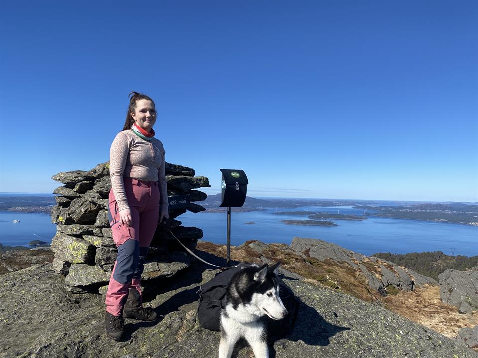 Jeanett liker å være aktiv. Her på en fjelltopp. 