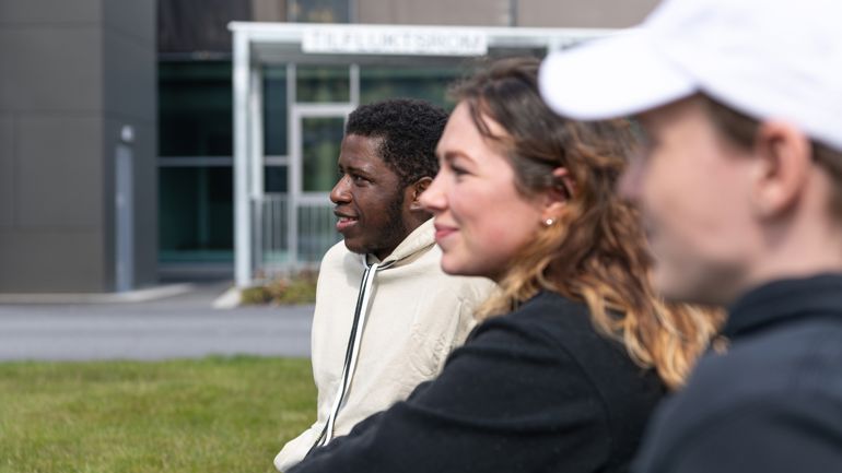 Studenter på campus