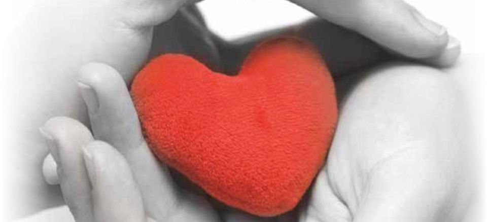 Hender som held raudt tøyhjarte.