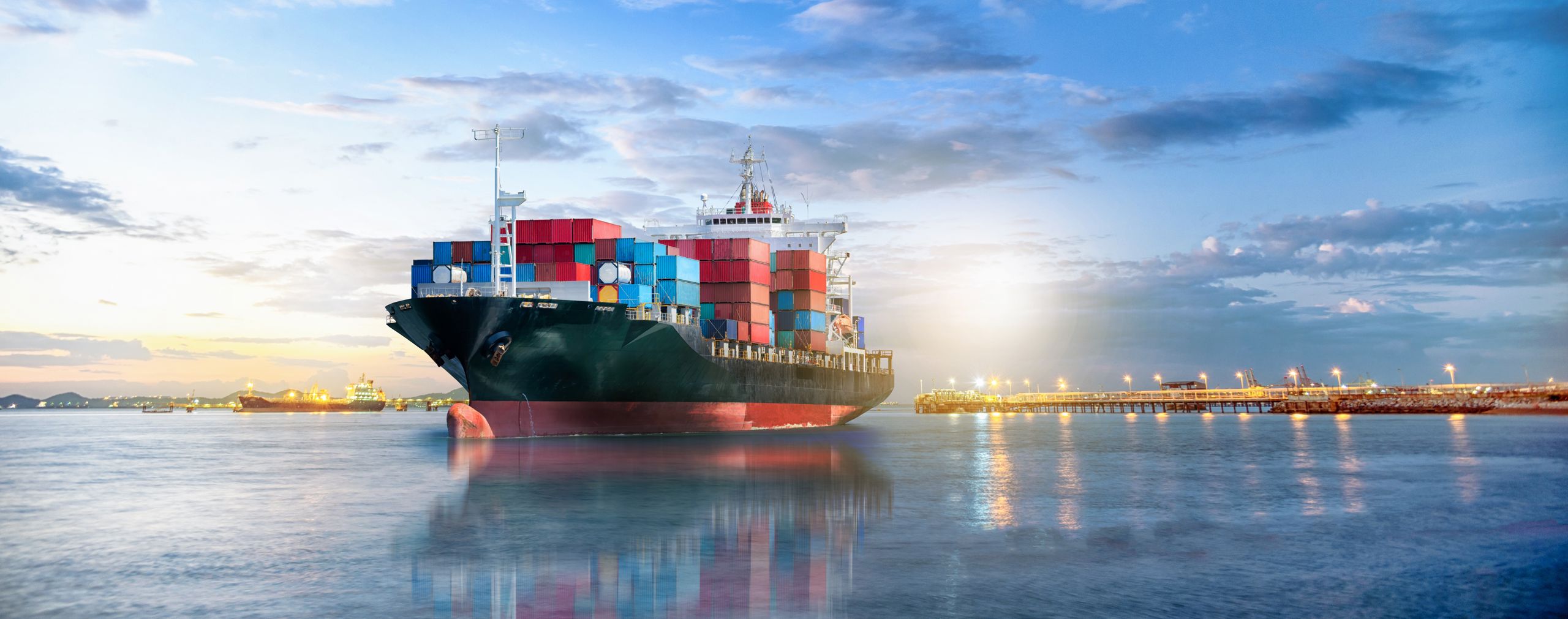 Lasteskip på sjøen