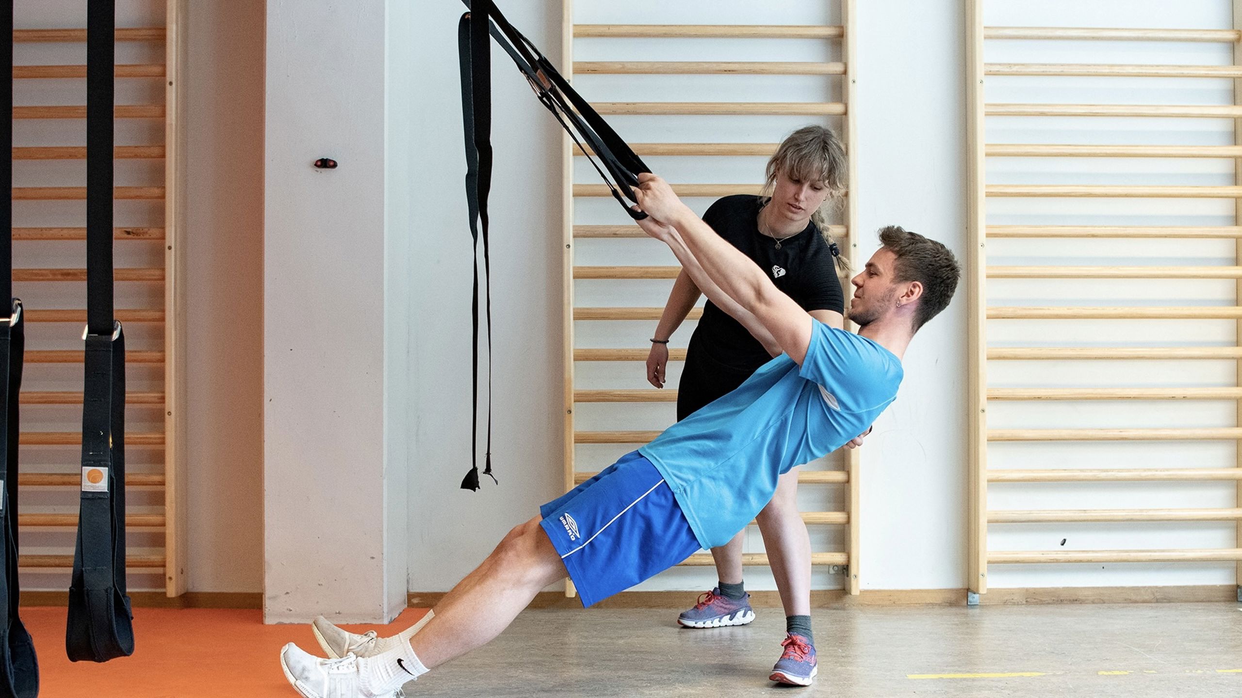 Personleg trenar som rettleier brukar i slynger.