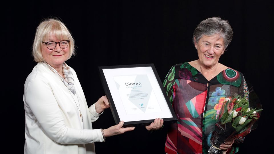 Rektor Berit Rokne deler ut prisen til professor Kari Dyregrov