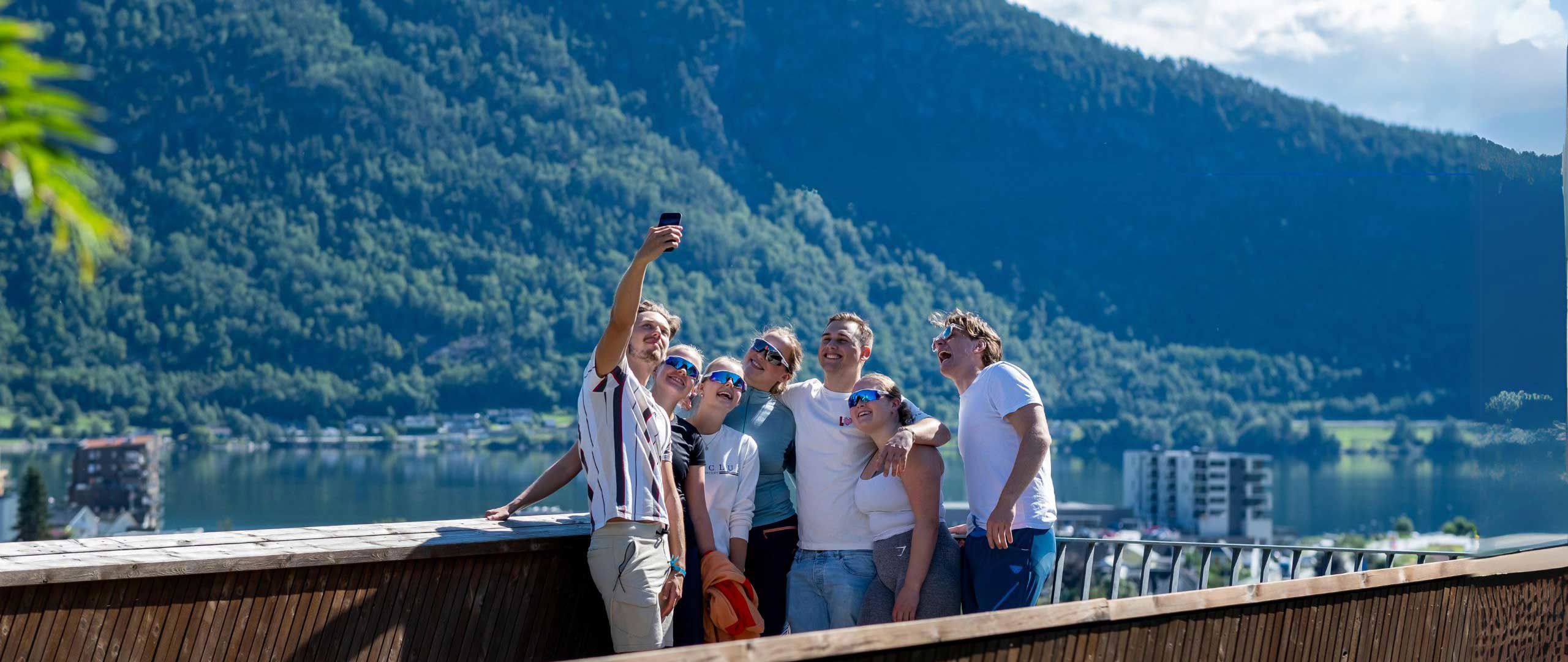 Glade studentar i Sogndal som tar selfie.