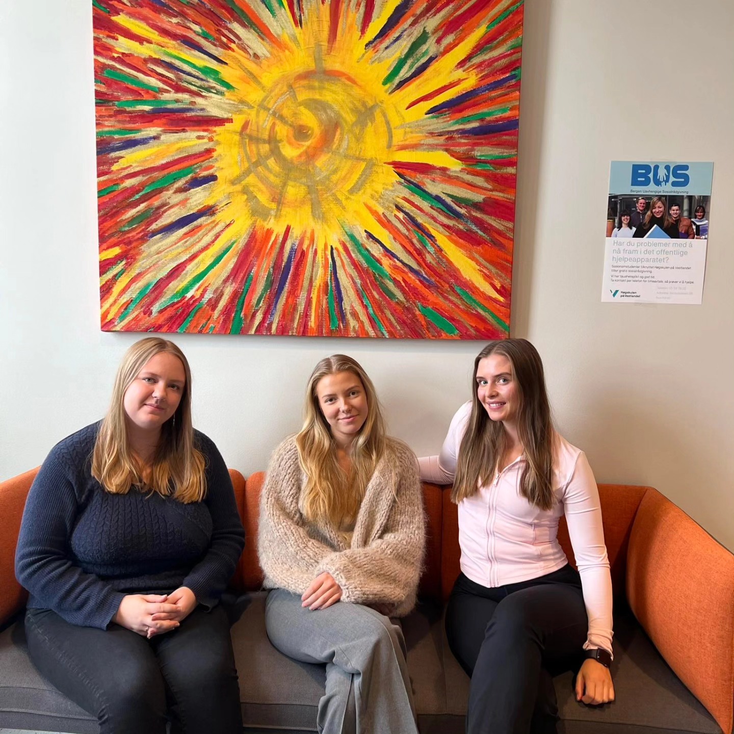 Tre jenter i en sofa