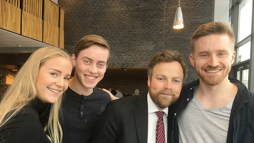 Lærarstudentane ved HVL Nina Owren, Erik Kleppe og Eigil Hole Lønning møtte torsdag kunnskapsminister Torbjørn Røe Isaksen på studiestaden sin i Bergen.