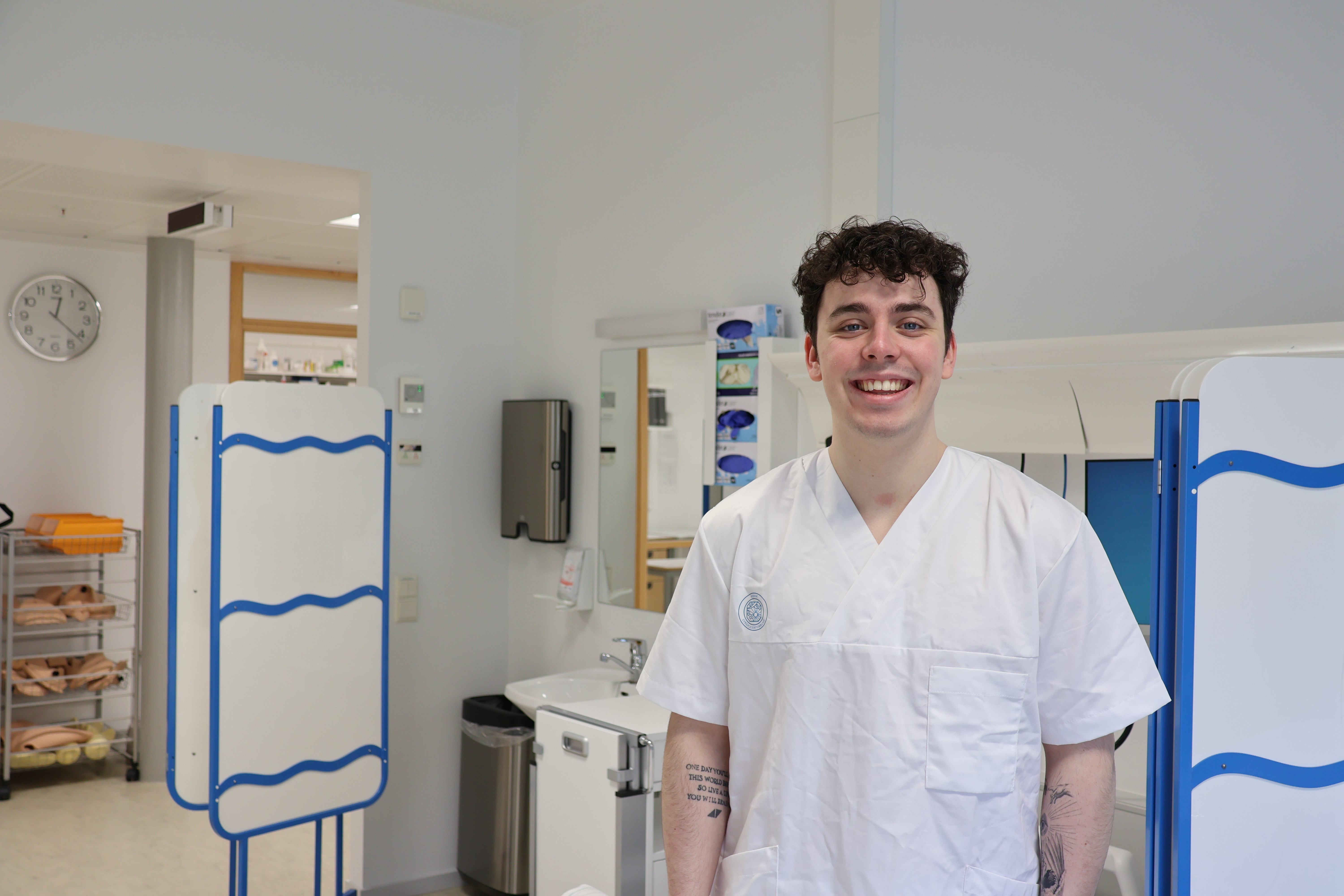 Smilande mannleg sjukepleiar