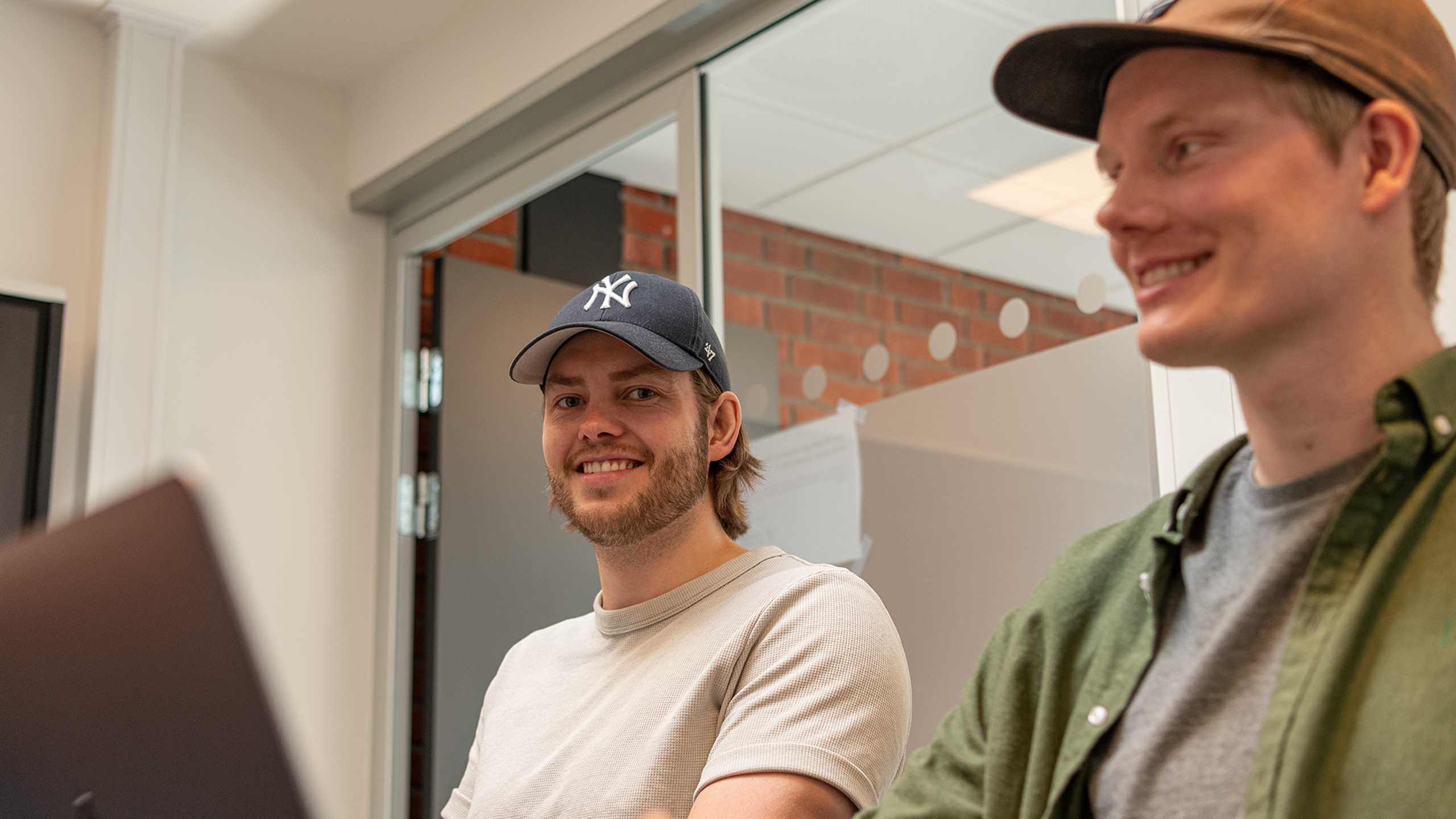 To mannlige studenter som studerer