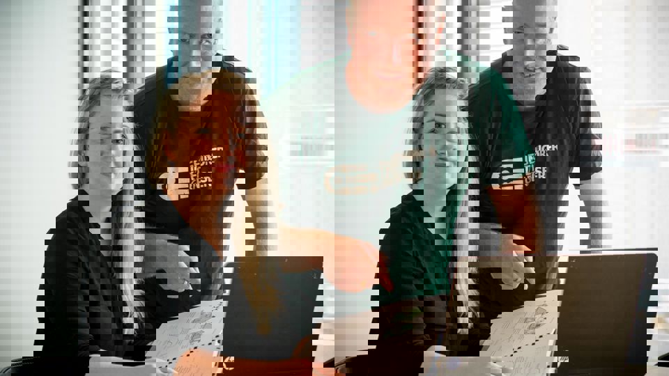 Kvinne og mann ser i kamera.