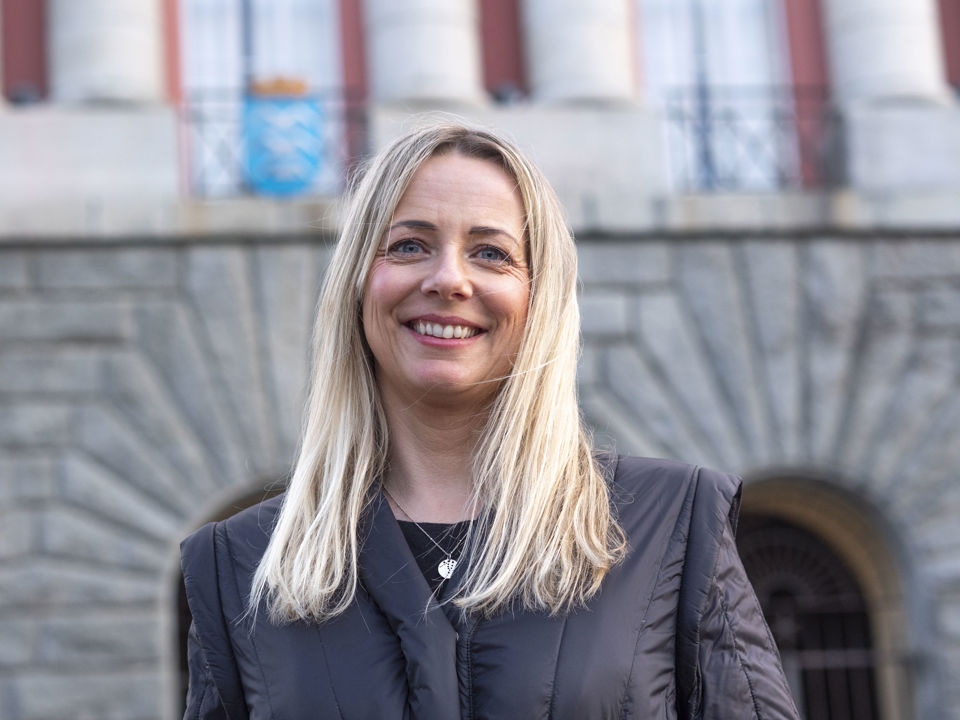 Kvinne som smiler og ser rett i kamera.