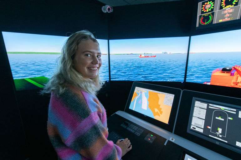 Student innanfor maritime studier avbilda inne i skipssimulator.