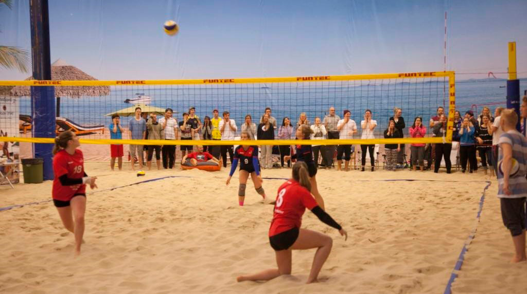 Sandvolleyballkamp innandørs.