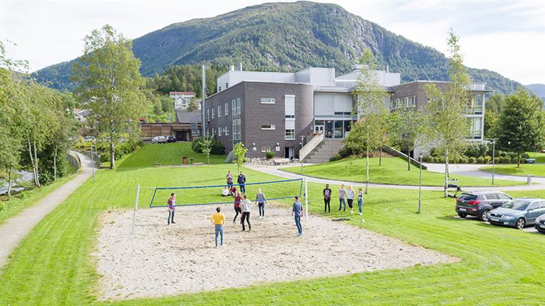 Volleyballbane ved campus Førde