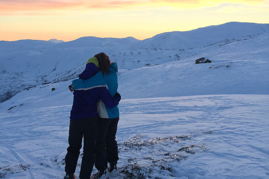 To skiløpararar på fjellet som klemmer kvarandre.