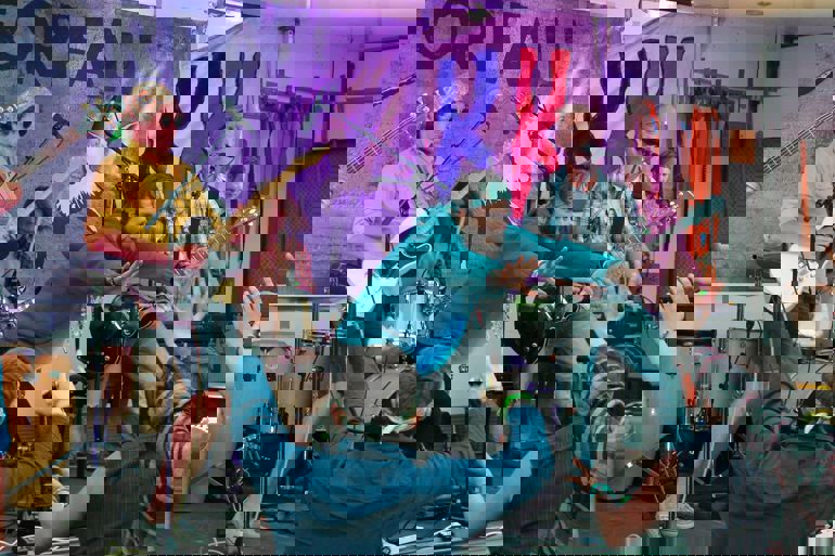 Studentar spelar konsert på musikkfestivalen Romstokk