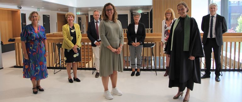 Doktorrand saman med rettleiarar, dekan, prodekan, fagansvarleg for phd-programmet og leiar for komiteen